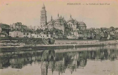 AK / Ansichtskarte PERIGUEUX 24 Dordogne Cathédrale-Saint-Front Kuppeln Glockenturm Fluss Spiegelung Altstadt Ufer