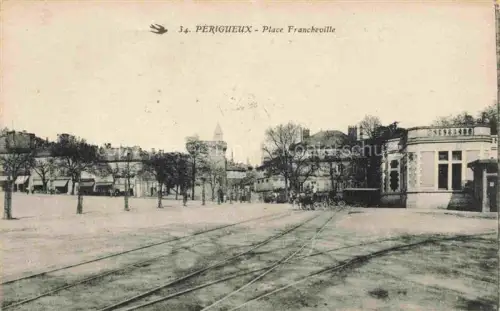 AK / Ansichtskarte PERIGUEUX 24 Dordogne Place-Francheville Strassenbahn Gleise Platz Baeume Turm Geschaefte