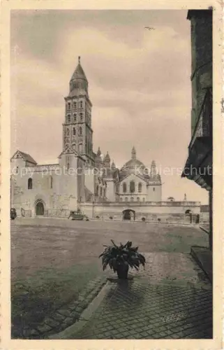 AK / Ansichtskarte PERIGUEUX 24 Dordogne Cathédrale-Saint-Front Kirchplatz Turm Kuppeln Pflastersteine Blumentopf