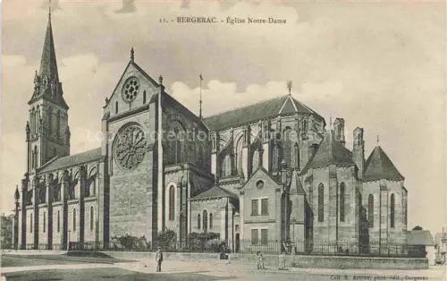 AK / Ansichtskarte Bergerac 24 Dordogne Église-Notre-Dame Kirche Turm Rosette Kirchplatz Passanten