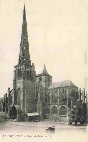 AK / Ansichtskarte Treguier Cotes d Armor Lannion 22 Cotes-d Armor Cathédrale Kirchturm Spitzturm Gotik Portal Platz