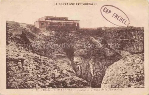 AK / Ansichtskarte Cap Frehel Dinan 22 Cotes d Armor Falaises Crevasse-de-la-Fauconnière Klippen Felsen Gebaeude Kueste