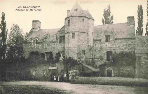 AK / Ansichtskarte GUINGAMP 22 Cotes-d Armor Abbaye-de-Ste-Croix Turm Kloster Mauerwerk Baeume Personen