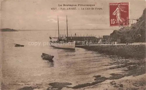 AK / Ansichtskarte Val-Andre Saint-Brieuc 22 Cotes-d Armor Cale-de-Piegu Hafen Segelboote Kaimauer Kueste Personen