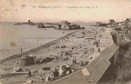 AK / Ansichtskarte Tregastel LANNION 22 Cotes-d Armor Strand Badehaeuschen Felsen Meer Badegaeste Promenade