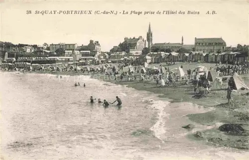 AK / Ansichtskarte Saint-Quay-Portrieux 22 Cotes-d Armor Strand Hôtel-des-Bains Badehaeuschen Kirche Badegaeste Kueste Haeuser