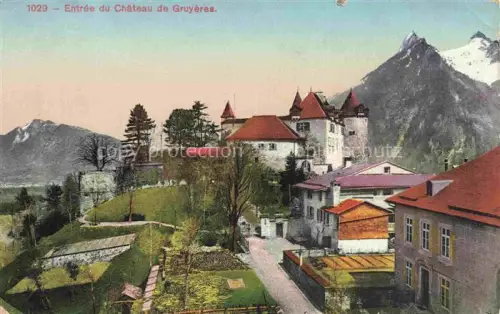 AK / Ansichtskarte Gruyeres  Gruyere Greyerz FR Château-de-Gruyères Burg Tuerme Berge Schnee Baeume Ortschaft