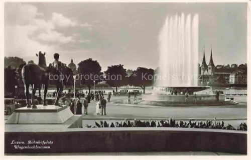 AK / Ansichtskarte LUZERN  LU Bahnhofplatz Wagenbachbrunnen Springbrunnen Reiterstatue Kirchturm Passanten Baeume