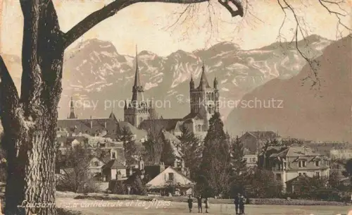 AK / Ansichtskarte LAUSANNE VD Cathédrale Alpen Stadtansicht Kirchturm Bergpanorama Baeume Spaziergaenger