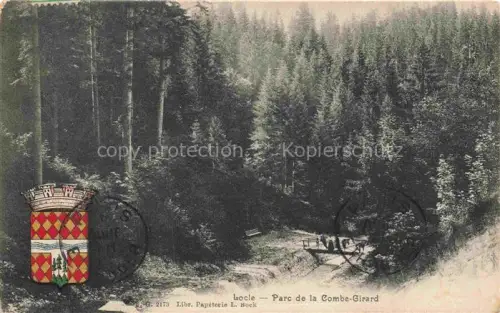AK / Ansichtskarte LE LOCLE NE Parc-de-la-Combe-Girard Wald Nadelwald Weg Baenke Spaziergaenger Wappen