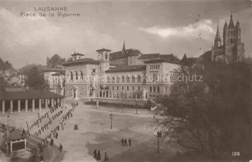 AK / Ansichtskarte LAUSANNE VD Place-de-la-Riponne Palais-de-Rumine Kathedrale Passanten Baeume Platz