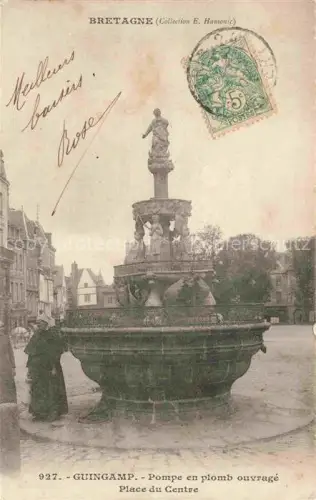 AK / Ansichtskarte GUINGAMP 22 Cotes-d Armor Pompe-en-plomb-ouvragé Place-du-Centre Brunnen Frau Haeuser Platz Bretagne