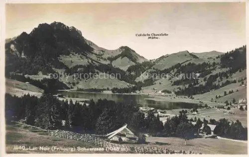 AK / Ansichtskarte Schwarzsee Lac Noir 1050m Sense FR Lac-Noir Schwarzsee Col-de-la-Chevalette See Bergpanorama Wald Alpen Wiesen Bergdorf