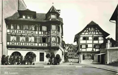 AK / Ansichtskarte Alt-LUZERN LU Hofstube Fachwerk Altstadt Platz Topfpflanzen