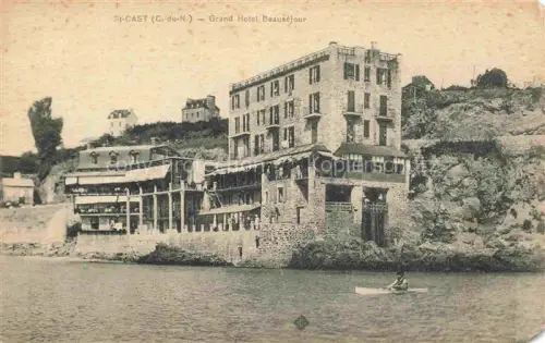 AK / Ansichtskarte Saint-Cast-le-Guildo DINAN 22 Cotes-d Armor Grand-Hotel-Beauséjour Hotel Kueste Meer Felsen Ruderboot Kuestenort