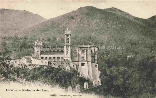 AK / Ansichtskarte Madonna del Sasso Locarno TI Madonna-del-Sasso Wallfahrtskirche Glockenturm Arkaden Berge Wald Tal Pilgerkirche