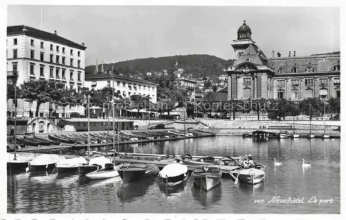 AK / Ansichtskarte Neuchatel NE Le-port Hafen Boote Schwaene Repraesentativgebaeude Promenade Baeume Uferpromenade
