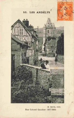 AK / Ansichtskarte Les Andelys 27 Eure Rue-Colonel-Gambier Fachwerkhaus Strasse Gasse Turm Passanten