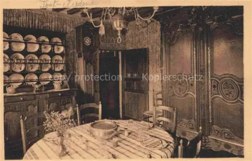 AK / Ansichtskarte Pont-Audemer BERNAY 27 Eure Auberge-du-Vieux-Puits Salon-rose Esszimmer Geschirrschrank Teller Kronleuchter Schrank Innenraum