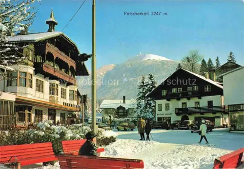 AK / Ansichtskarte Igls Jgls Innsbruck Tirol AT Patscherkofl Wintersportort Dorfplatz Hotel Schnee Passanten Winter Innsbruck-Olympiade