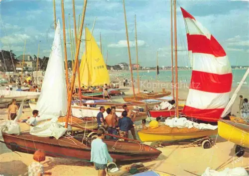 AK / Ansichtskarte LA-BAULE-SUR-MER La-Baule-les-Pins 44 Strand Segelboote Regatta Meer Badegaeste Segelschule Sandstrand