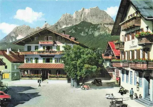 AK / Ansichtskarte St Johann Tirol AT Wilder-Kaiser Ortszentrum Platz Hotel Post-Tschurtschenthaler Geschaefte Autos Berge Luftkurort
