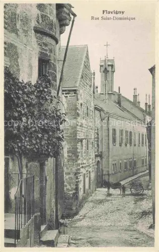 AK / Ansichtskarte Flavigny-sur-Ozerain Montbard 21 Cote-d Or Rue-Saint-Dominique Gasse Kirchturm Kreuz Pflasterstein Kutsche Mittelalterliches-Gebaeude