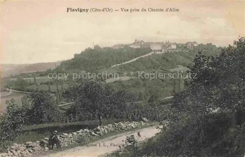 AK / Ansichtskarte Flavigny-sur-Ozerain Montbard 21 Cote-d Or Chemin-d Alise Stadtansicht Huegel Felder Baeume Weg Kinder Weinberge
