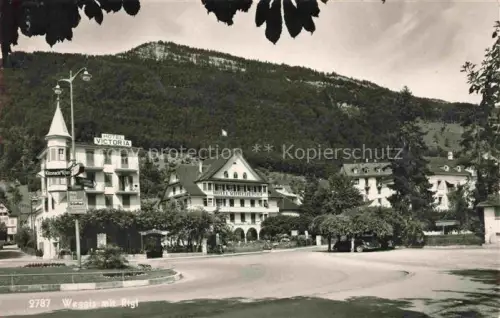 AK / Ansichtskarte Weggis Vierwaldstaettersee LU Hotel-Victoria Hotel-Schweizerhof Rigi Strassenszene Autos Haeuser