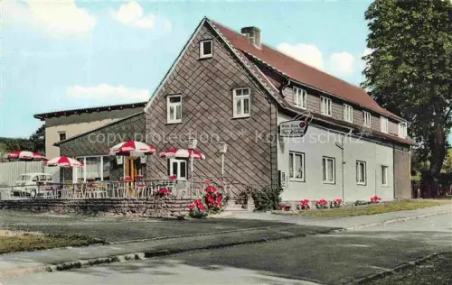 AK / Ansichtskarte Neuhaus Solling Holzminden Weser Niedersachsen Pensionshaus Zur-Eiche Gasthaus Terrasse Sonnenschirme Schieferverkleidung
