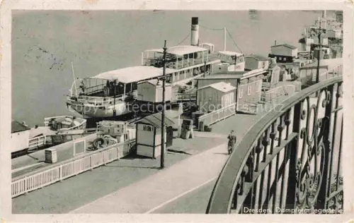 AK / Ansichtskarte DRESDEN Elbe Dampferanlegestelle Elbe Dampfschiff Anlegestelle Ufer Passanten