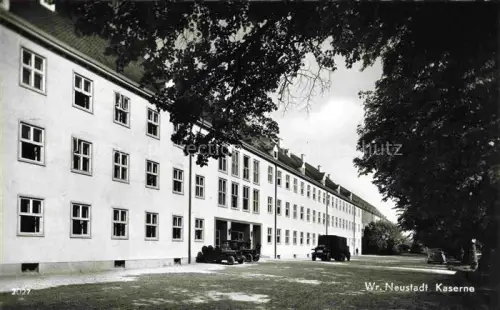 AK / Ansichtskarte Wr Neustadt Wiener Neustadt Niederoesterreich AT Kaserne Militaer Kasernengebaeude Autos Baeume Hof