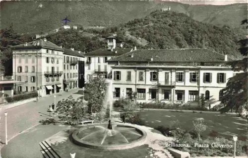 AK / Ansichtskarte BELLINZONA TI Piazza-Governo Brunnen Platz Gebaeude Berge Passanten