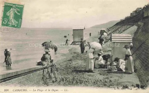 AK / Ansichtskarte CABOURG 14 Calvados Plage Digue Strandkabine Badegaeste Schirme Fahrrad Meer Strandszene Hotel-Georges Avenue-de-la-mer