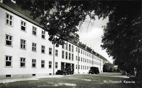 AK / Ansichtskarte WIENER-NEUSTADT Niederoesterreich AT Kaserne Militaer Kasernengebaeude Autos Baeume Kasernenhof