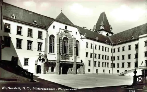 AK / Ansichtskarte WIENER-NEUSTADT Niederoesterreich AT Militaerakademie Wappenwand Innenhof Kapelle Gotik Treppenaufgang