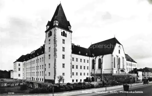 AK / Ansichtskarte WIENER-NEUSTADT Niederoesterreich AT Militaerakademie Turm Kapelle Aussenansicht Strasse Gebaeudekomplex