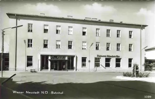 AK / Ansichtskarte WIENER-NEUSTADT Niederoesterreich AT Bahnhof Restaurant-Schwarzfischer-Bar Nachkriegsbau Vorplatz Strassenlaterne
