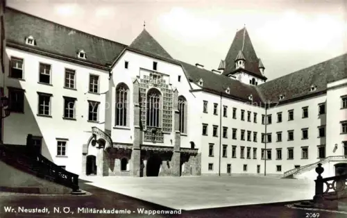 AK / Ansichtskarte WIENER-NEUSTADT Niederoesterreich AT Militaerakademie Wappenwand Innenhof Kapelle Turm Historismus