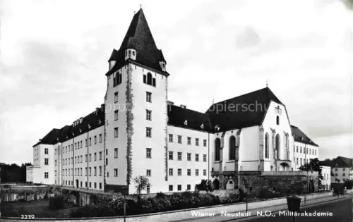 AK / Ansichtskarte WIENER-NEUSTADT Niederoesterreich AT Militaerakademie Turm Kapelle Aussenansicht Schlossbau