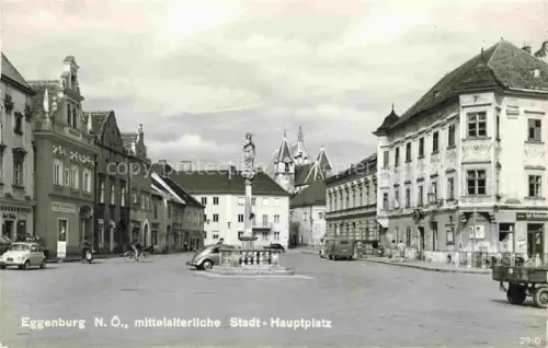 AK / Ansichtskarte Eggenburg Niederoesterreich AT Hauptplatz Mariensaeule Mittelalterliche-Stadt Geschaeftshaeuser Rathaus Brunnen Autos