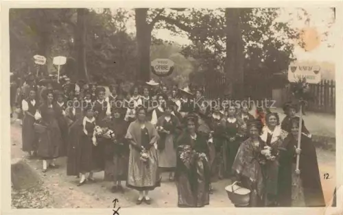 AK / Ansichtskarte Orbe VD Fête-des-Costumes Bern Tracht Umzug Frauen Schilder Vallorbe