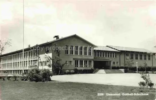 AK / Ansichtskarte Utzenstorf Fraubrunnen BE Gotthelf-Schulhaus Schulgebaeude Fahne Rasenflaeche Modernbau