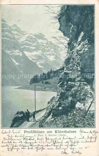 AK / Ansichtskarte Kloentalersee Kloenthalersee GL Profilfelsen Kloenthalsee See Berge Schnee Felsen Strasse Wanderer
