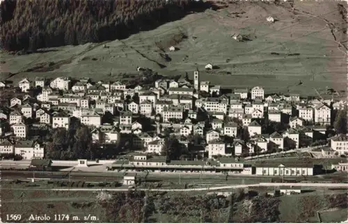 AK / Ansichtskarte Airolo Leventina TI Stadtpanorama Bahnhof Eisenbahn Kirchturm Berge Alpen Wohnhaeuser
