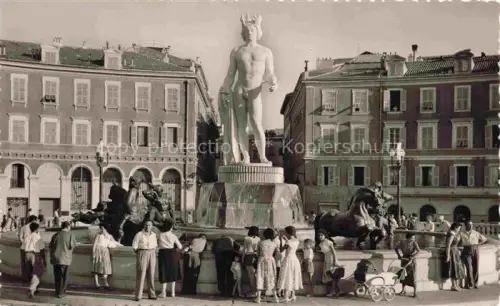 AK / Ansichtskarte NICE   Nizza 06 Alpes-Maritimes Place-Masséna Fontaine-du-Soleil Brunnen Statue Passanten Kinderwagen Fassaden