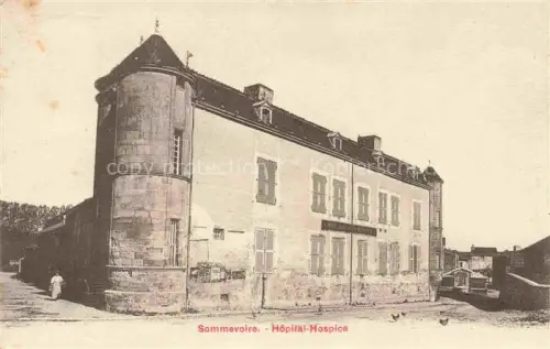 AK / Ansichtskarte Sommevoire Saint-Dizier 52 Haute-Marne Hôpital-Hospice Rundturm Herrenhaus Hof Passantin