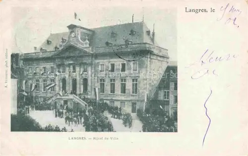 AK / Ansichtskarte LANGRES 52 Haute-Marne Hôtel-de-Ville Rathaus Menschenmenge Fahnen Festveranstaltung Treppen