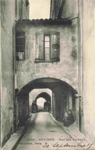 AK / Ansichtskarte ANTIBES 06 Alpes Maritimes Rue-des-Arceaux Gasse Torbogen Altstadt Kinder Frauen Durchgang