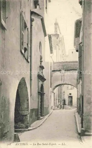 AK / Ansichtskarte ANTIBES 06 Alpes Maritimes Rue-Saint-Esprit Gasse Torbogen Laterne Kirchturm Altstadt